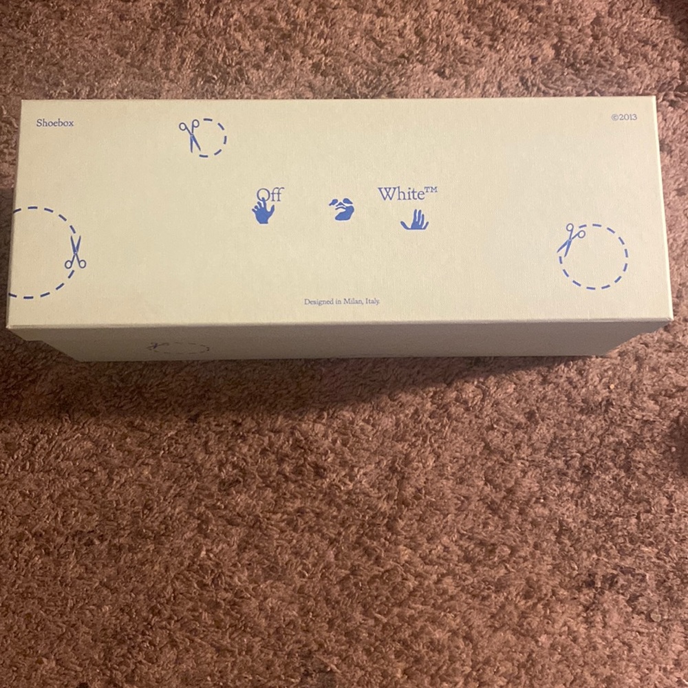 Off-white slides come with shoebox, size 5 color pink